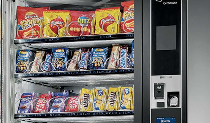 Gustare uno snack al distributore automatico